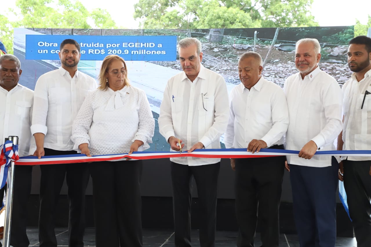 SAN CRISTÓBAL (R. Dominicana).- El presidente de la República, Luis Abinader, dejó inaugurada la carretera que enlaza las comunidades de Sabana Toro y La Rosa, en San Cristóbal, cuya reconstrucción conllevó una inversión de RD$ RD$ 200,982,601.80.