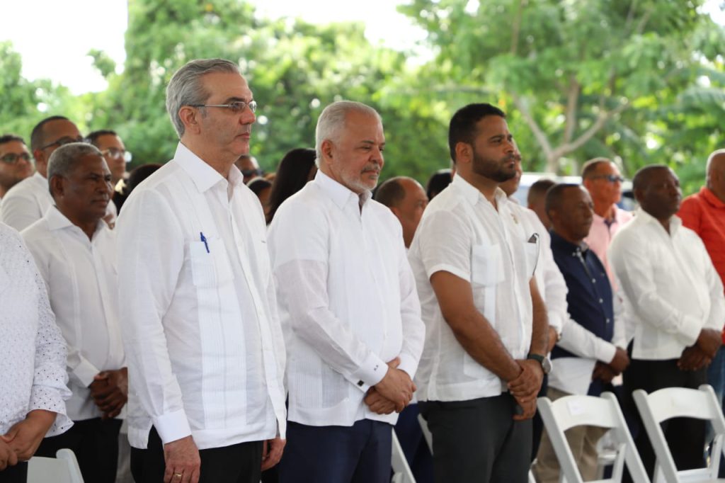 SAN CRISTÓBAL (R. Dominicana).- El presidente de la República, Luis Abinader, dejó inaugurada la carretera que enlaza las comunidades de Sabana Toro y La Rosa, en San Cristóbal, cuya reconstrucción conllevó una inversión de RD$ RD$ 200,982,601.80.