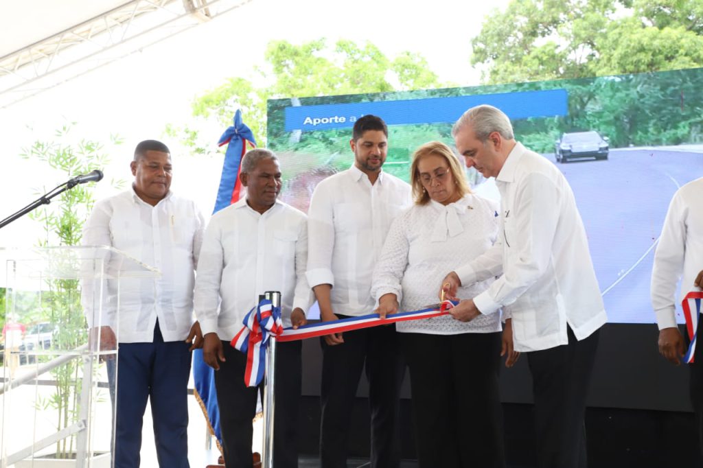 SAN CRISTÓBAL (R. Dominicana).- El presidente de la República, Luis Abinader, dejó inaugurada la carretera que enlaza las comunidades de Sabana Toro y La Rosa, en San Cristóbal, cuya reconstrucción conllevó una inversión de RD$ RD$ 200,982,601.80.