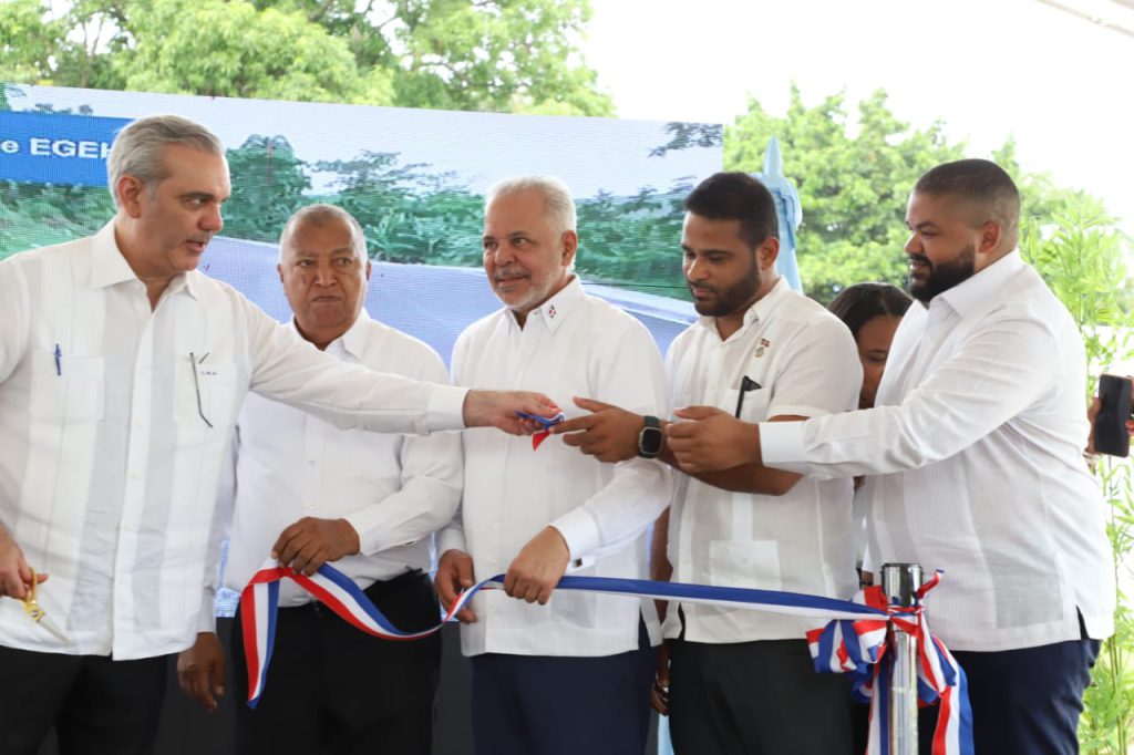 SAN CRISTÓBAL (R. Dominicana).- El presidente de la República, Luis Abinader, dejó inaugurada la carretera que enlaza las comunidades de Sabana Toro y La Rosa, en San Cristóbal, cuya reconstrucción conllevó una inversión de RD$ RD$ 200,982,601.80.
