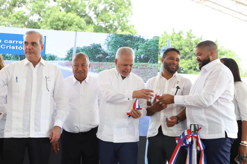 SAN CRISTÓBAL (R. Dominicana).- El presidente de la República, Luis Abinader, dejó inaugurada la carretera que enlaza las comunidades de Sabana Toro y La Rosa, en San Cristóbal, cuya reconstrucción conllevó una inversión de RD$ RD$ 200,982,601.80.