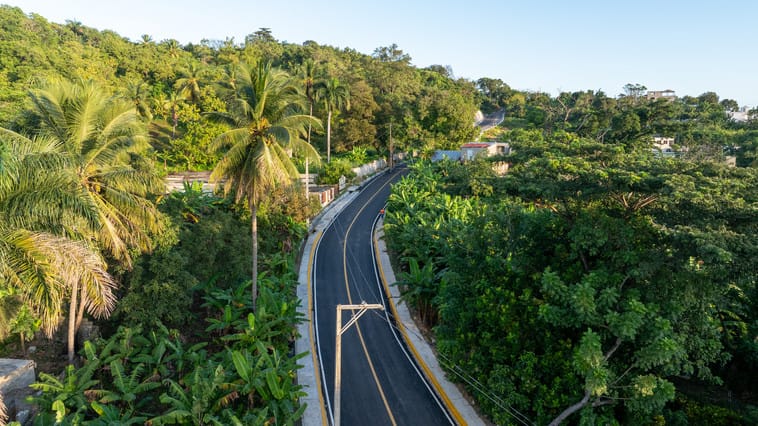 SAN CRISTÓBAL (R. Dominicana).- El presidente de la República, Luis Abinader, dejó inaugurada la carretera que enlaza las comunidades de Sabana Toro y La Rosa, en San Cristóbal, cuya reconstrucción conllevó una inversión de RD$ RD$ 200,982,601.80.
