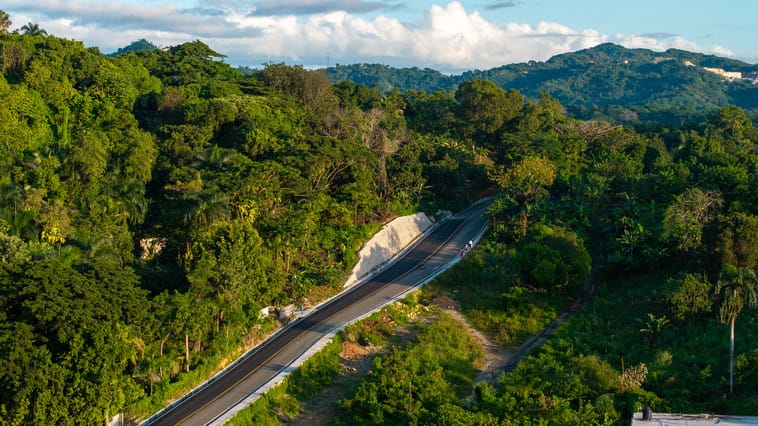 SAN CRISTÓBAL (R. Dominicana).- El presidente de la República, Luis Abinader, dejó inaugurada la carretera que enlaza las comunidades de Sabana Toro y La Rosa, en San Cristóbal, cuya reconstrucción conllevó una inversión de RD$ RD$ 200,982,601.80.