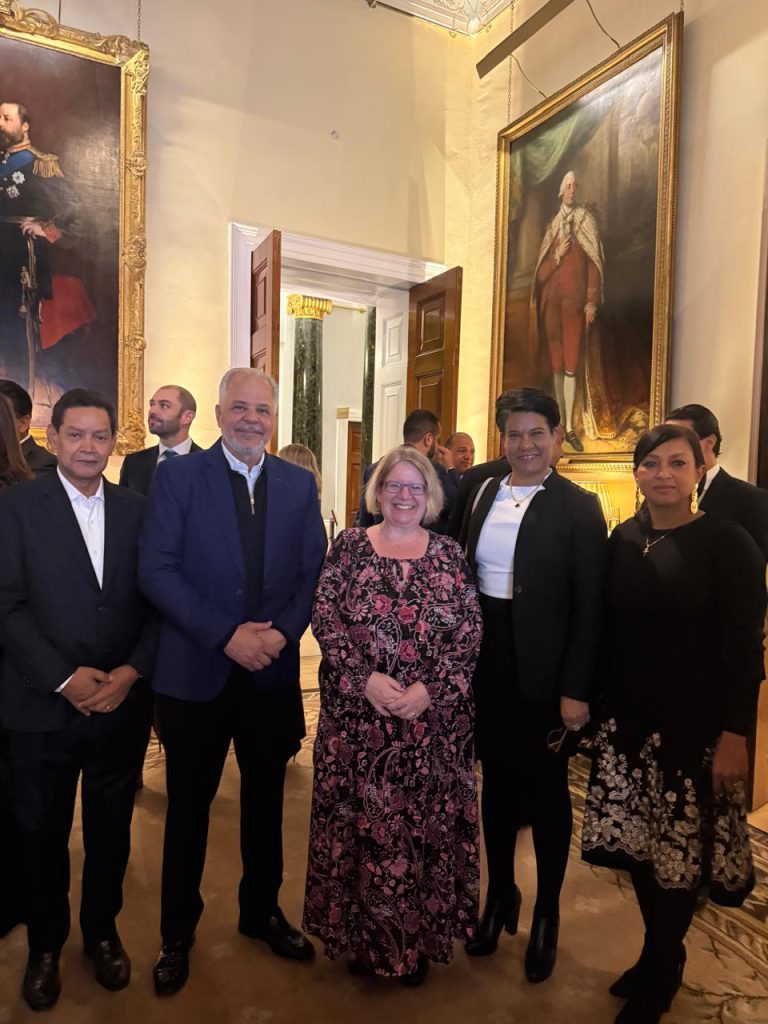 LONDRES (Reino Unido).- Una delegación de la Empresa de Generación Hidroeléctrica Dominicana (EGEHID) participa en la edición número 11 de la Semana Dominicana en el Reino Unido. La misión dominicana es liderada por el administrador general de EGEHID, ingeniero Rafael Salazar, e integrada además, por la presidenta del Consejo de Administración, doctora Rosa Ysabel Ruíz; el subadministrador Ing. René Mateo, y la directora de Energías Renovables, Ing. Julissa Duval.