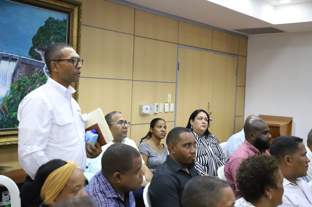 .SANTO DOMINGO (R. Dominicana).- La Empresa de Generación Hidroeléctrica Dominicana (EGEHID) acordó con autoridades y organizaciones comunitarias de San Cristóbal la reanudación de la construcción del muro de contención del los ríos Nigua y Yubazo, que conlleva una inversión de RD$ 800 millones.