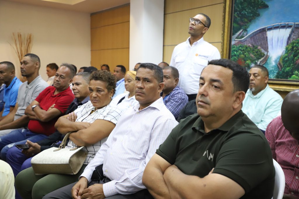 ,SANTO DOMINGO (R. Dominicana).- La Empresa de Generación Hidroeléctrica Dominicana (EGEHID) acordó con autoridades y organizaciones comunitarias de San Cristóbal la reanudación de la construcción del muro de contención del los ríos Nigua y Yubazo, que conlleva una inversión de RD$ 800 millones.