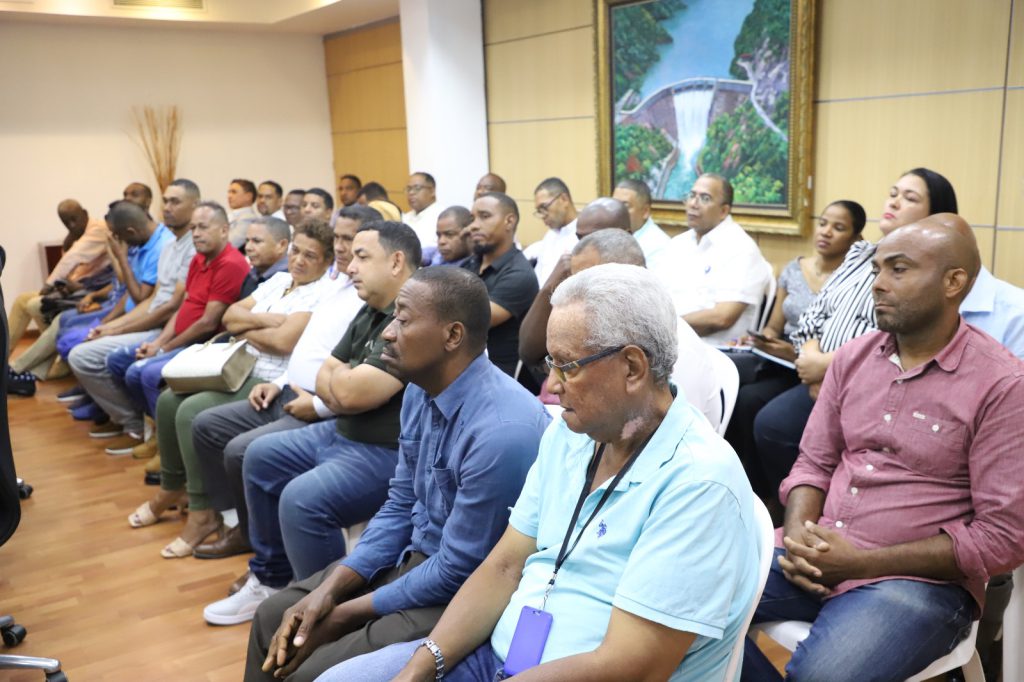 .SANTO DOMINGO (R. Dominicana).- La Empresa de Generación Hidroeléctrica Dominicana (EGEHID) acordó con autoridades y organizaciones comunitarias de San Cristóbal la reanudación de la construcción del muro de contención del los ríos Nigua y Yubazo, que conlleva una inversión de RD$ 800 millones.