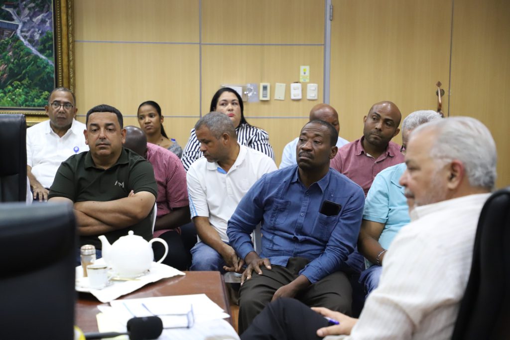 SANTO DOMINGO (R. Dominicana).- La Empresa de Generación Hidroeléctrica Dominicana (EGEHID) acordó con autoridades y organizaciones comunitarias de San Cristóbal la reanudación de la construcción del muro de contención del los ríos Nigua y Yubazo, que conlleva una inversión de RD$ 800 millones.