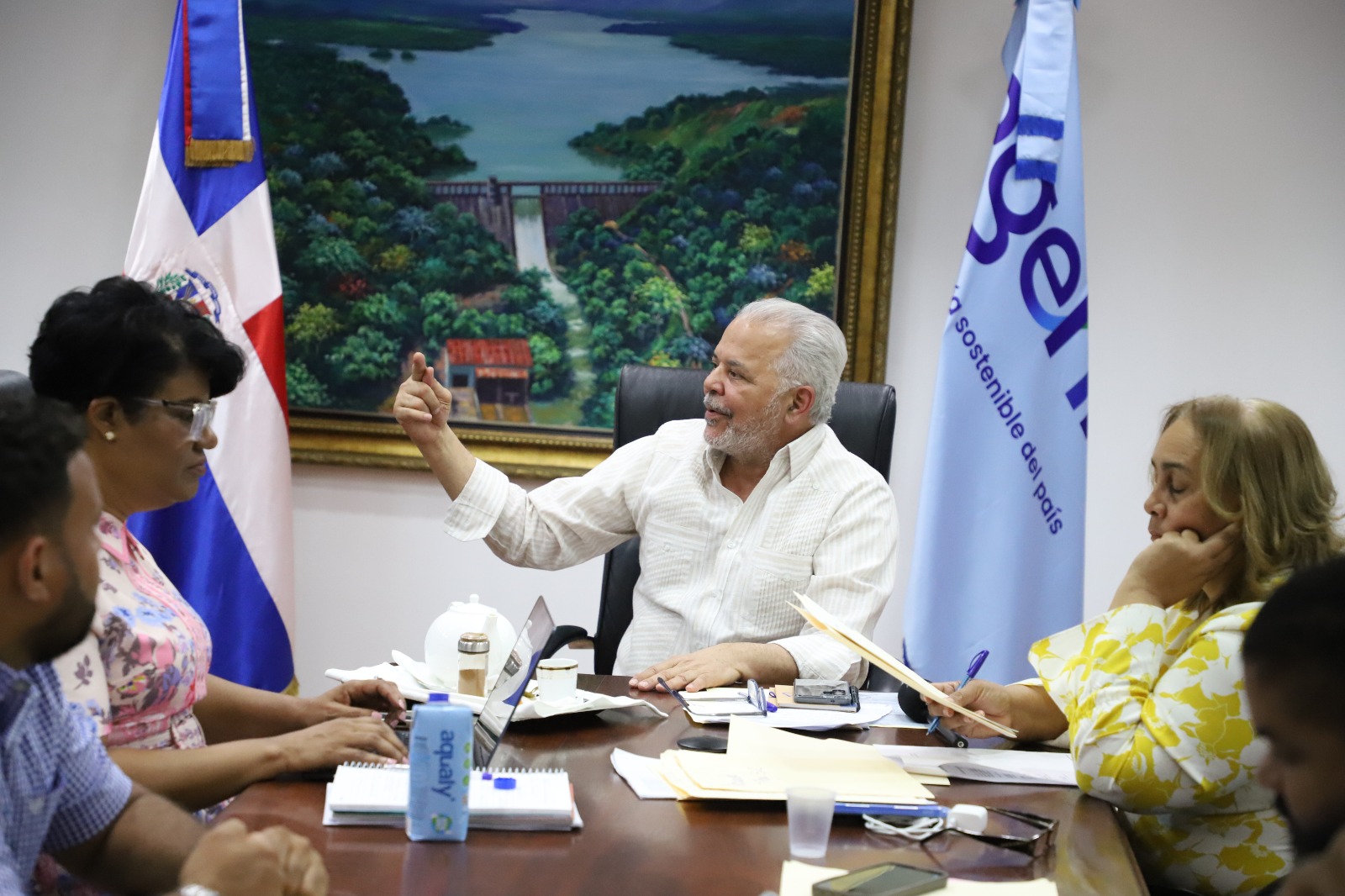 SANTO DOMINGO (R. Dominicana).- La Empresa de Generación Hidroeléctrica Dominicana (EGEHID) acordó con autoridades y organizaciones comunitarias de San Cristóbal la reanudación de la construcción del muro de contención del los ríos Nigua y Yubazo, que conlleva una inversión de RD$ 800 millones.
