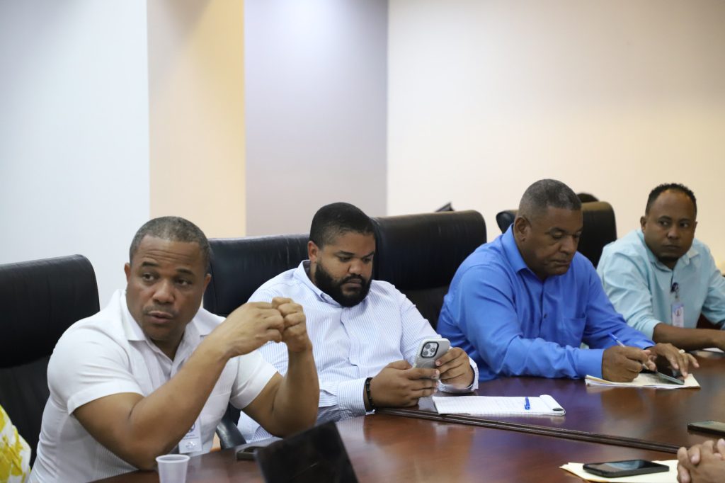 ,SANTO DOMINGO (R. Dominicana).- La Empresa de Generación Hidroeléctrica Dominicana (EGEHID) acordó con autoridades y organizaciones comunitarias de San Cristóbal la reanudación de la construcción del muro de contención del los ríos Nigua y Yubazo, que conlleva una inversión de RD$ 800 millones.