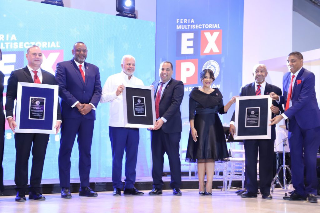 SAN CRISTÓBAL (R. Dominicana).- El administrador general de la Empresa de Generación Hidroeléctrica Dominicana (EGEHID), ingeniero Rafael Salazar, fue reconocido por la Cámara de Comercio y Producción de San Cristóbal en el marco de la inauguración de la feria Expo Constitución 2025.