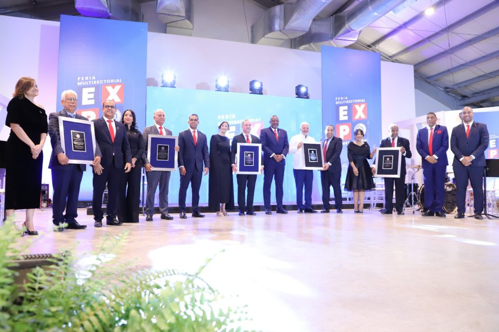 SAN CRISTÓBAL (R. Dominicana).- El administrador general de la Empresa de Generación Hidroeléctrica Dominicana (EGEHID), ingeniero Rafael Salazar, fue reconocido por la Cámara de Comercio y Producción de San Cristóbal en el marco de la inauguración de la feria Expo Constitución 2025.