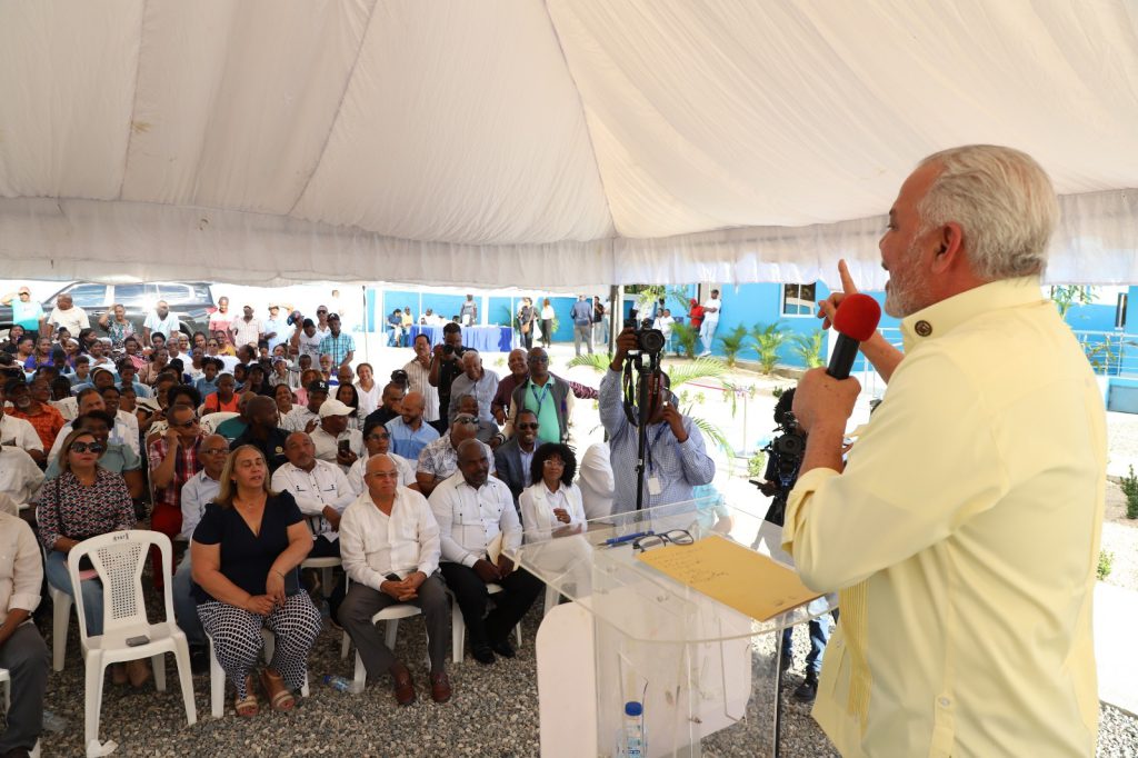 SAN CRISTÓBAL (R Dominicana).- La Empresa de Generación Hidroeléctrica Dominicana (EGEHID) entregó a la comunidad de La Plena, en Sainaguá, municipio de San Cristóbal, una Unidad de Atención Primaria (UNAP) totalmente equipada.
El centro asistencial fue construido por un monto de RD$ 17,548,162.99, con fondos propios de la EGEHID, como parte de su responsabilidad social corporativa.