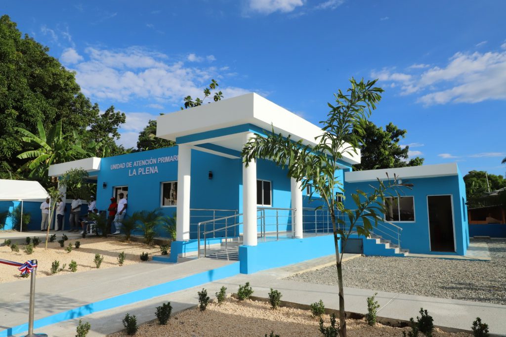 SAN CRISTÓBAL (R Dominicana).- La Empresa de Generación Hidroeléctrica Dominicana (EGEHID) entregó a la comunidad de La Plena, en Sainaguá, municipio de San Cristóbal, una Unidad de Atención Primaria (UNAP) totalmente equipada.
El centro asistencial fue construido por un monto de RD$ 17,548,162.99, con fondos propios de la EGEHID, como parte de su responsabilidad social corporativa.