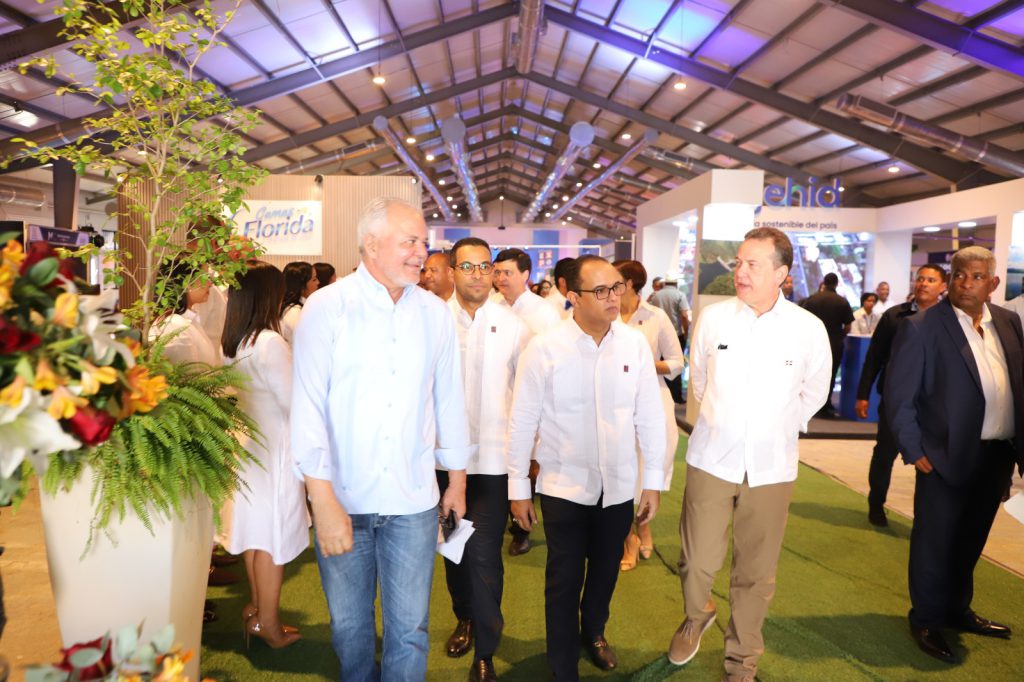 SAN CRISTÓBAL (R. Dominicana).- El presidente Luis Abinader encabezó la clausura de la feria Expo Constitución 2025, evento auspiciado por EGEHID, donde resaltó la importancia estratégica de San Cristóbal para el desarrollo económico del país y reiteró el respaldo del Gobierno a las iniciativas productivas de la provincia.