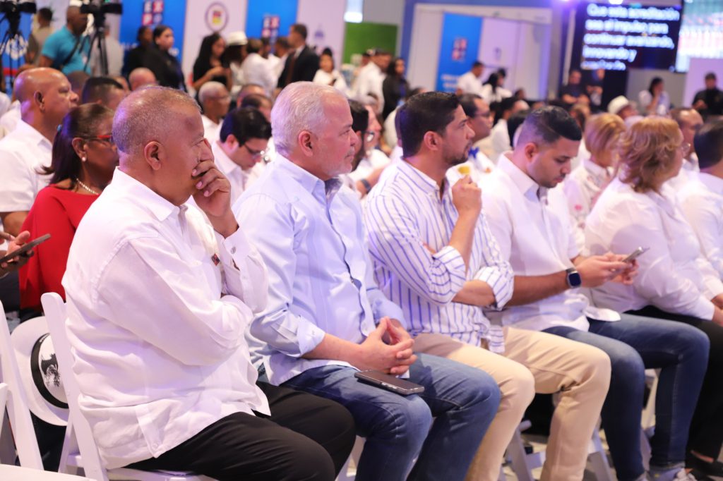 SAN CRISTÓBAL (R. Dominicana).- El presidente Luis Abinader encabezó la clausura de la feria Expo Constitución 2025, evento auspiciado por EGEHID, donde resaltó la importancia estratégica de San Cristóbal para el desarrollo económico del país y reiteró el respaldo del Gobierno a las iniciativas productivas de la provincia.