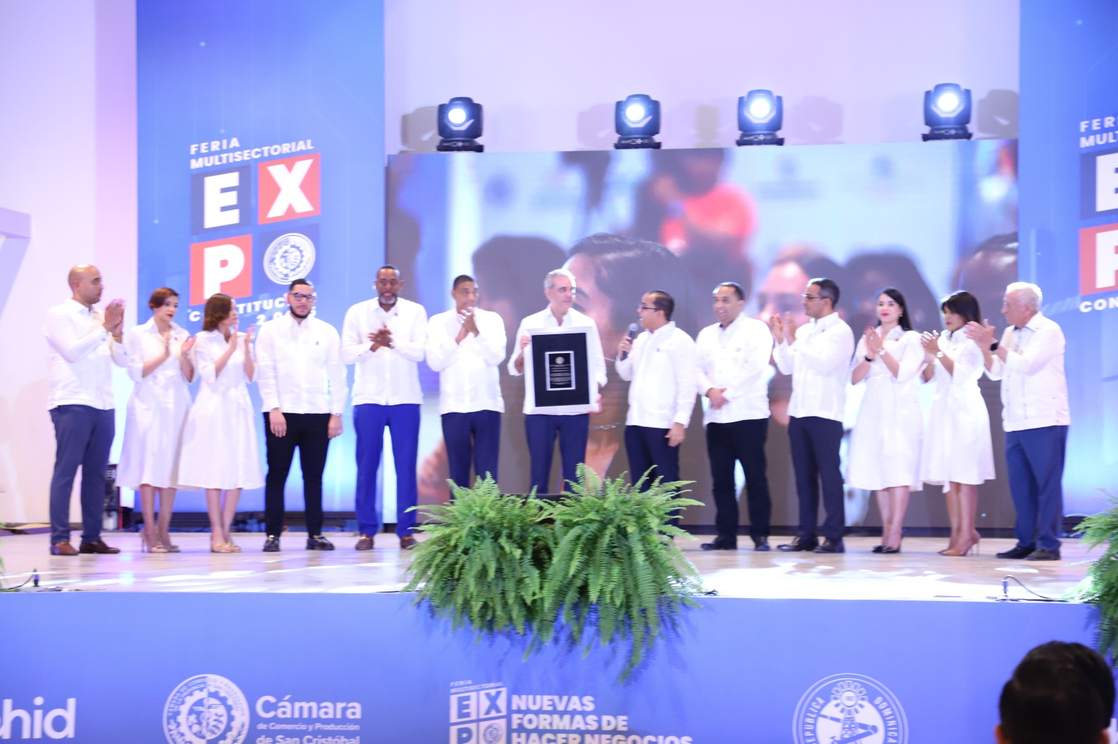 SAN CRISTÓBAL (R. Dominicana).- El presidente Luis Abinader encabezó la clausura de la feria Expo Constitución 2025, evento auspiciado por EGEHID, donde resaltó la importancia estratégica de San Cristóbal para el desarrollo económico del país y reiteró el respaldo del Gobierno a las iniciativas productivas de la provincia.