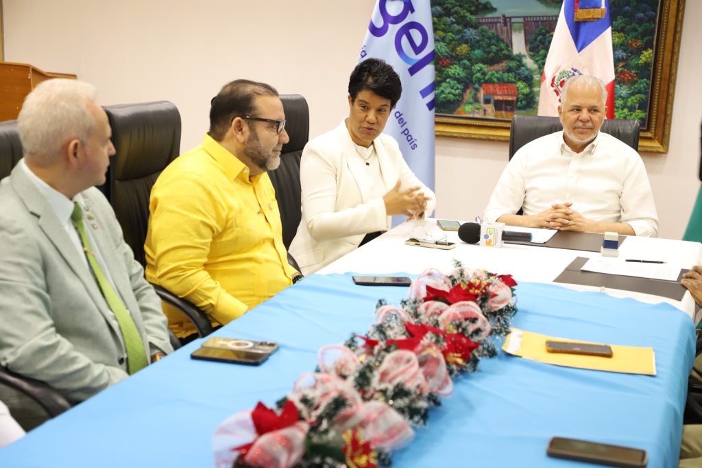 SANTO DOMINGO (R. Dominicana).- La Empresa de Generación Hidroeléctrica Dominicana (EGEHID) y el Consejo de Apoyo a Jarabacoa (COAJA) acordaron la puesta en marcha de un programa de protección del río Yaque del Norte, mediante la instalación de un sistema de recolección de desechos sólidos.
Se trata de un programa de rescate, mejora de la calidad y cantidad del agua del río Yaque del Norte, que deposita su caudal en la presa de Tavera.