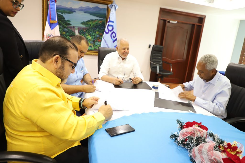 SANTO DOMINGO (R. Dominicana).- La Empresa de Generación Hidroeléctrica Dominicana (EGEHID) y el Consejo de Apoyo a Jarabacoa (COAJA) acordaron la puesta en marcha de un programa de protección del río Yaque del Norte, mediante la instalación de un sistema de recolección de desechos sólidos.
Se trata de un programa de rescate, mejora de la calidad y cantidad del agua del río Yaque del Norte, que deposita su caudal en la presa de Tavera.