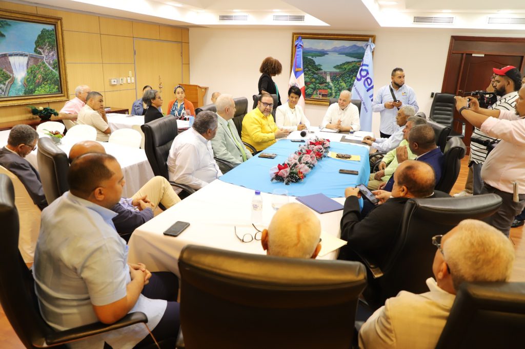 SANTO DOMINGO (R. Dominicana).- La Empresa de Generación Hidroeléctrica Dominicana (EGEHID) y el Consejo de Apoyo a Jarabacoa (COAJA) acordaron la puesta en marcha de un programa de protección del río Yaque del Norte, mediante la instalación de un sistema de recolección de desechos sólidos.
Se trata de un programa de rescate, mejora de la calidad y cantidad del agua del río Yaque del Norte, que deposita su caudal en la presa de Tavera.