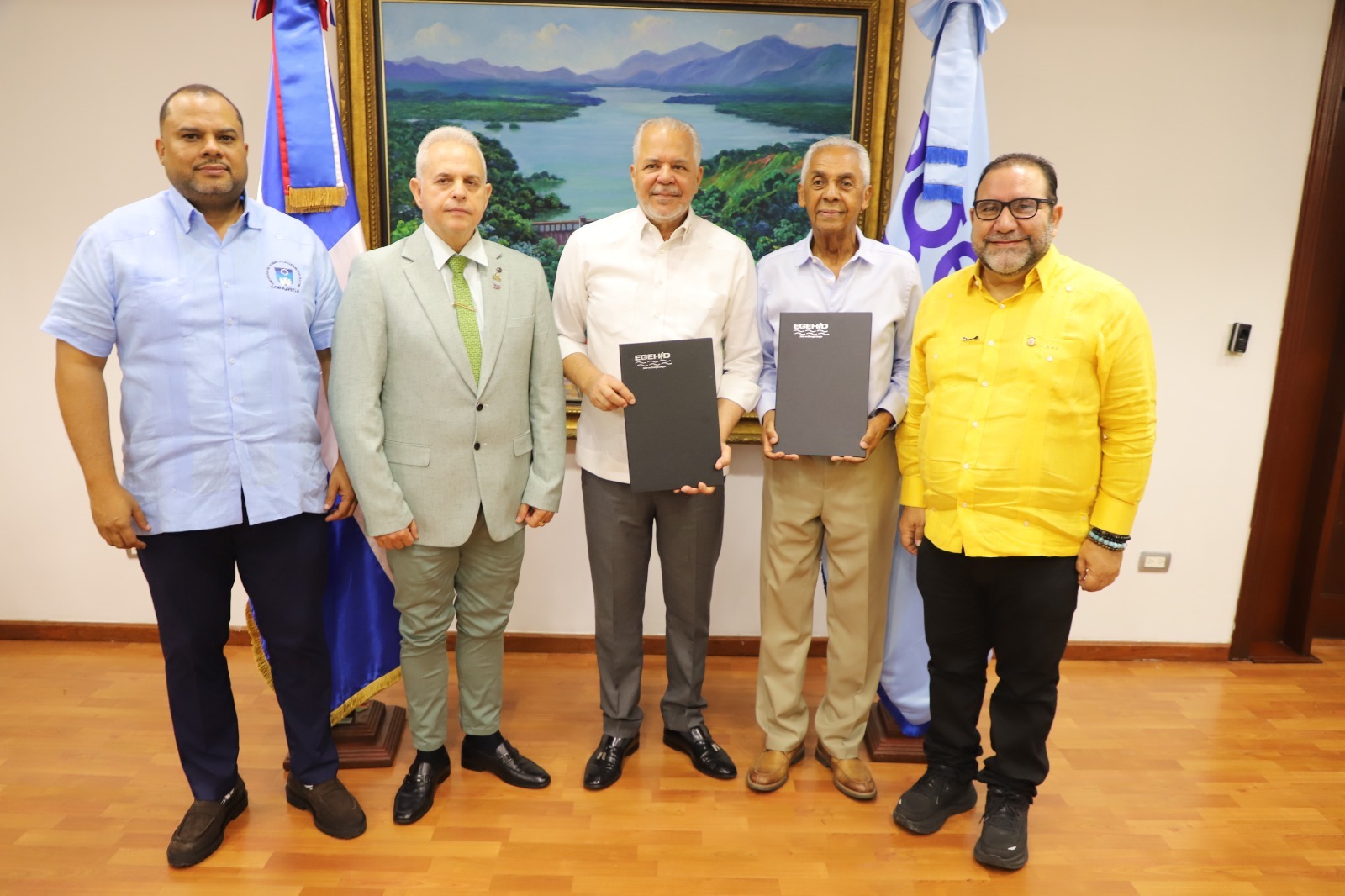 SANTO DOMINGO (R. Dominicana).- La Empresa de Generación Hidroeléctrica Dominicana (EGEHID) y el Consejo de Apoyo a Jarabacoa (COAJA) acordaron la puesta en marcha de un programa de protección del río Yaque del Norte, mediante la instalación de un sistema de recolección de desechos sólidos. Se trata de un programa de rescate, mejora de la calidad y cantidad del agua del río Yaque del Norte, que deposita su caudal en la presa de Tavera.