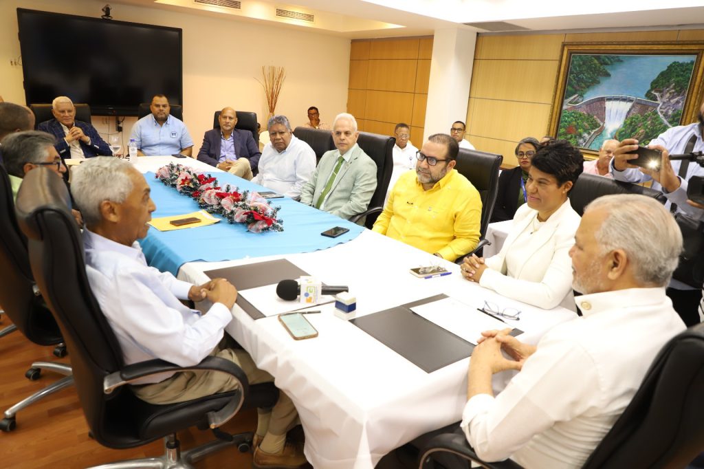 SANTO DOMINGO (R. Dominicana).- La Empresa de Generación Hidroeléctrica Dominicana (EGEHID) y el Consejo de Apoyo a Jarabacoa (COAJA) acordaron la puesta en marcha de un programa de protección del río Yaque del Norte, mediante la instalación de un sistema de recolección de desechos sólidos.
Se trata de un programa de rescate, mejora de la calidad y cantidad del agua del río Yaque del Norte, que deposita su caudal en la presa de Tavera.