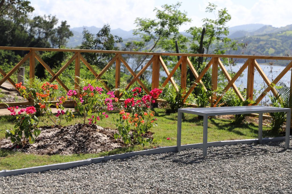 LA VEGA (R. Dominicana).– La Empresa de Generación Hidroeléctrica Dominicana (EGEHID) entregó oficialmente el nuevo Mirador Turístico de la Presa de Tavera, ubicado en el distrito municipal Tavera, provincia de La Vega.