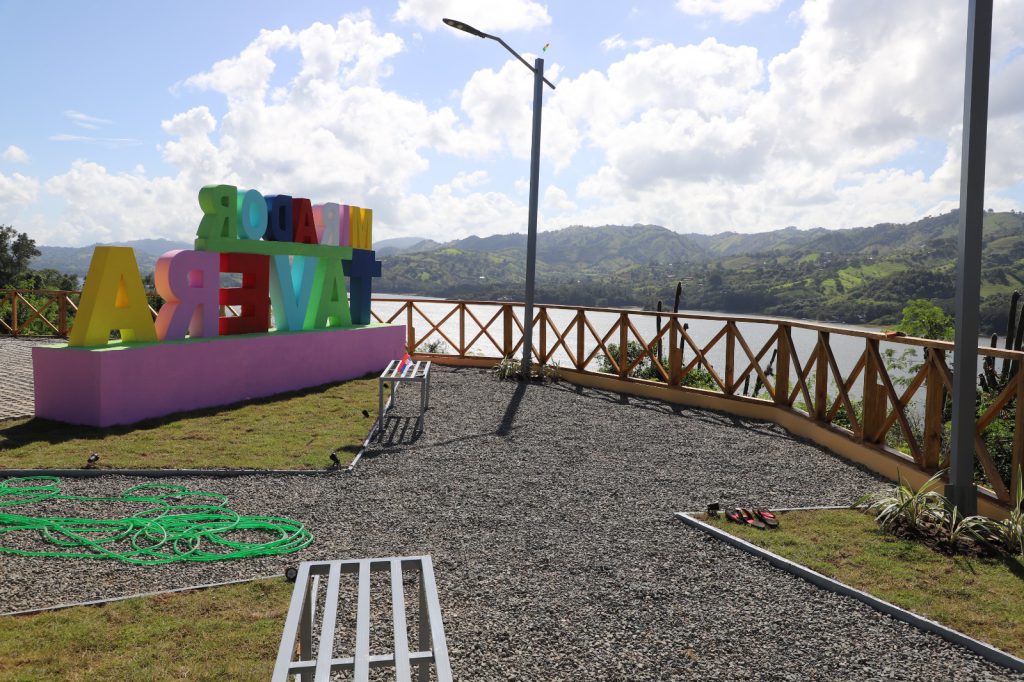 LA VEGA (R. Dominicana).– La Empresa de Generación Hidroeléctrica Dominicana (EGEHID) entregó oficialmente el nuevo Mirador Turístico de la Presa de Tavera, ubicado en el distrito municipal Tavera, provincia de La Vega.