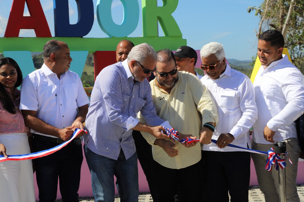 LA VEGA (R. Dominicana).– La Empresa de Generación Hidroeléctrica Dominicana (EGEHID) entregó oficialmente el nuevo Mirador Turístico de la Presa de Tavera, ubicado en el distrito municipal Tavera, provincia de La Vega.