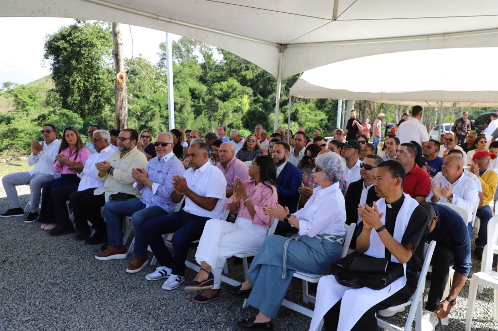 LA VEGA (R. Dominicana).– La Empresa de Generación Hidroeléctrica Dominicana (EGEHID) entregó oficialmente el nuevo Mirador Turístico de la Presa de Tavera, ubicado en el distrito municipal Tavera, provincia de La Vega.