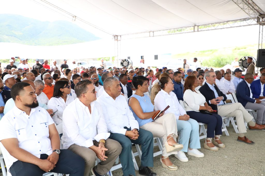 SAN JUAN (R. Dominicana).- Con la presencia del presidente de la República, Luis Abinader, la Empresa de Generación Hidroeléctrica Dominicana (EGEHID) entregó la carretera Vallejuelo-Batista, en la provincia de San Juan, reconstruida a un costo de RD$ 408,310,983.21.
Se trata de una carretera de 10.2 kilómetros, con ancho de vía de seis metros, que impacta en Vallejuelo, Batista, Jorjillo, El Guayabo, Sabana Grande, entre otras comunidades.
