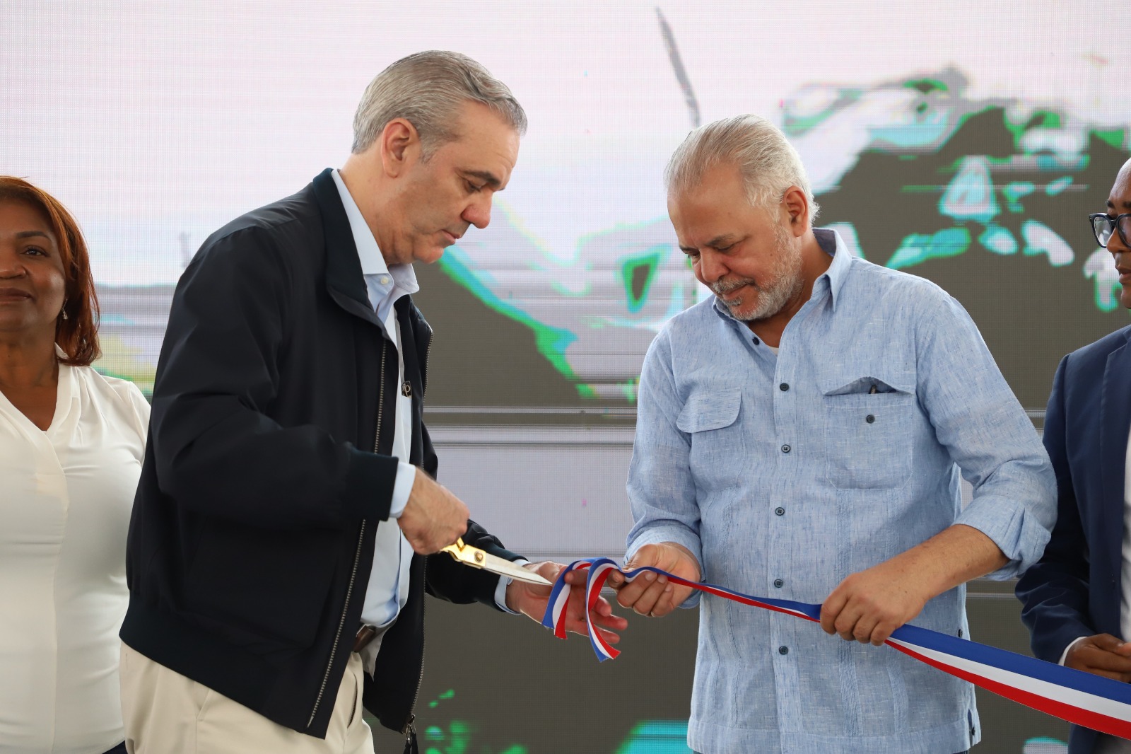 SAN JUAN (R. Dominicana).- Con la presencia del presidente de la República, Luis Abinader, la Empresa de Generación Hidroeléctrica Dominicana (EGEHID) entregó la carretera Vallejuelo-Batista, en la provincia de San Juan, reconstruida a un costo de RD$ 408,310,983.21. Se trata de una carretera de 10.2 kilómetros, con ancho de vía de seis metros, que impacta en Vallejuelo, Batista, Jorjillo, El Guayabo, Sabana Grande, entre otras comunidades.