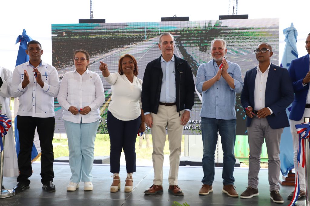 SAN JUAN (R. Dominicana).- Con la presencia del presidente de la República, Luis Abinader, la Empresa de Generación Hidroeléctrica Dominicana (EGEHID) entregó la carretera Vallejuelo-Batista, en la provincia de San Juan, reconstruida a un costo de RD$ 408,310,983.21.
Se trata de una carretera de 10.2 kilómetros, con ancho de vía de seis metros, que impacta en Vallejuelo, Batista, Jorjillo, El Guayabo, Sabana Grande, entre otras comunidades.