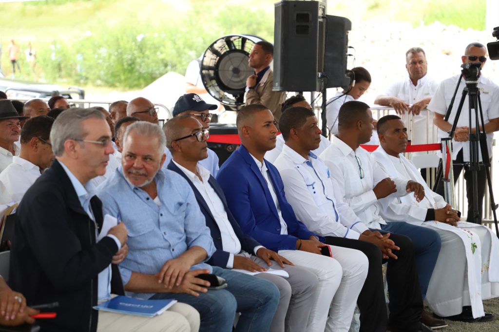 SAN JUAN (R. Dominicana).- Con la presencia del presidente de la República, Luis Abinader, la Empresa de Generación Hidroeléctrica Dominicana (EGEHID) entregó la carretera Vallejuelo-Batista, en la provincia de San Juan, reconstruida a un costo de RD$ 408,310,983.21.
Se trata de una carretera de 10.2 kilómetros, con ancho de vía de seis metros, que impacta en Vallejuelo, Batista, Jorjillo, El Guayabo, Sabana Grande, entre otras comunidades.