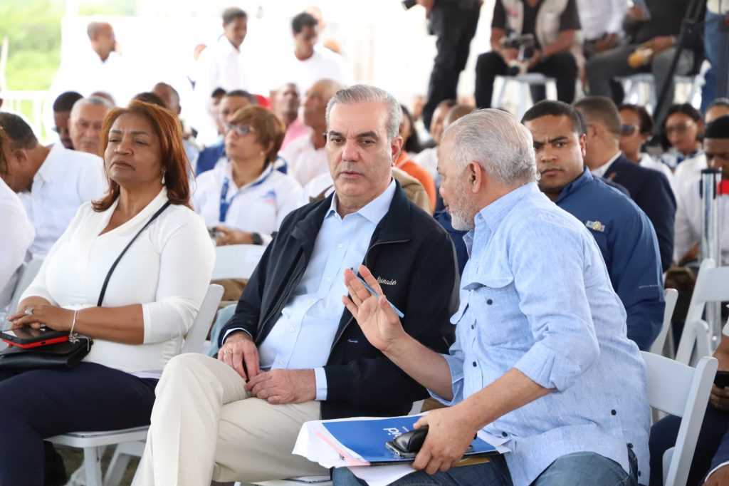 SAN JUAN (R. Dominicana).- Con la presencia del presidente de la República, Luis Abinader, la Empresa de Generación Hidroeléctrica Dominicana (EGEHID) entregó la carretera Vallejuelo-Batista, en la provincia de San Juan, reconstruida a un costo de RD$ 408,310,983.21.
Se trata de una carretera de 10.2 kilómetros, con ancho de vía de seis metros, que impacta en Vallejuelo, Batista, Jorjillo, El Guayabo, Sabana Grande, entre otras comunidades.