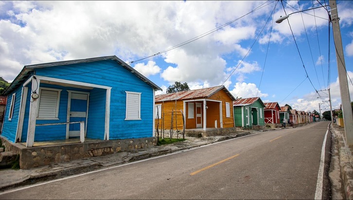 SAN JUAN (R. Dominicana).- Con la presencia del presidente de la República, Luis Abinader, la Empresa de Generación Hidroeléctrica Dominicana (EGEHID) entregó la carretera Vallejuelo-Batista, en la provincia de San Juan, reconstruida a un costo de RD$ 408,310,983.21.
Se trata de una carretera de 10.2 kilómetros, con ancho de vía de seis metros, que impacta en Vallejuelo, Batista, Jorjillo, El Guayabo, Sabana Grande, entre otras comunidades.