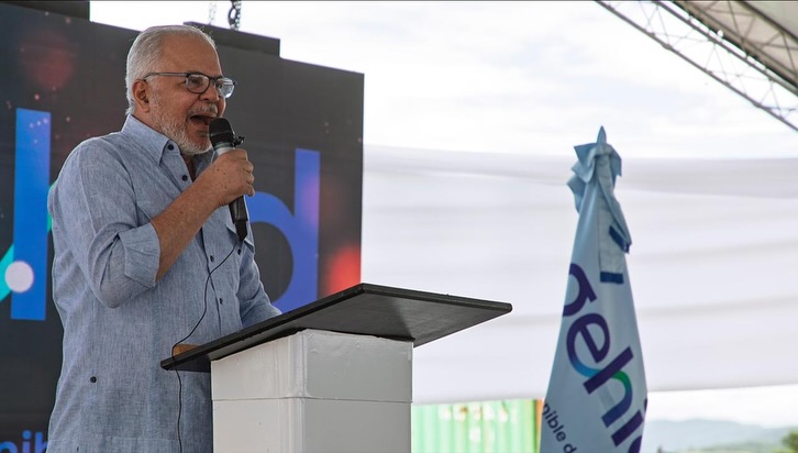 SAN JUAN (R. Dominicana).- Con la presencia del presidente de la República, Luis Abinader, la Empresa de Generación Hidroeléctrica Dominicana (EGEHID) entregó la carretera Vallejuelo-Batista, en la provincia de San Juan, reconstruida a un costo de RD$ 408,310,983.21.
Se trata de una carretera de 10.2 kilómetros, con ancho de vía de seis metros, que impacta en Vallejuelo, Batista, Jorjillo, El Guayabo, Sabana Grande, entre otras comunidades.