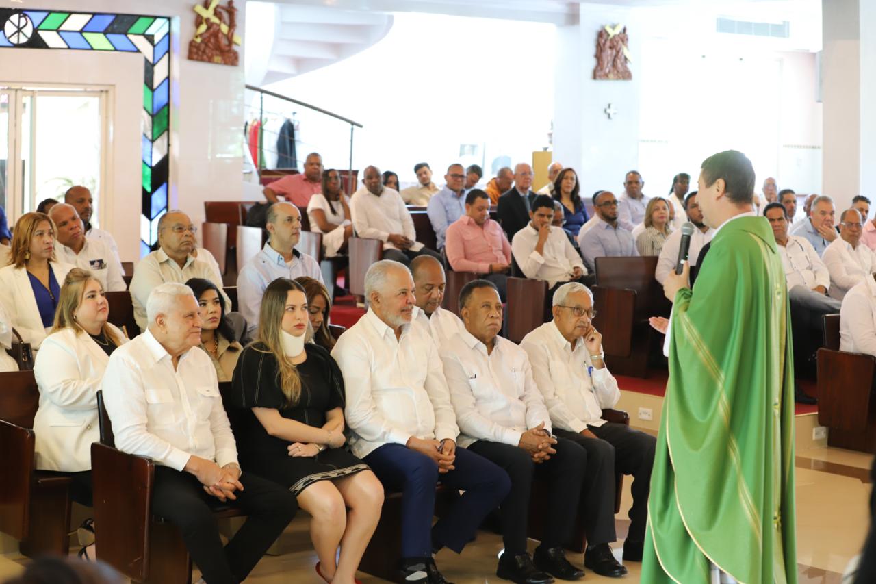 Nuestras autoridades en misa en la parroquia Jesús Maestro con motivo del 18 aniversario de Egehid, encomendando a Dios nuestras acciones para que los proyectos en ejecución contribuyan con el desarrollo de la República Dominicana, con base en un sistema energético sólido, confiable y sostenible.