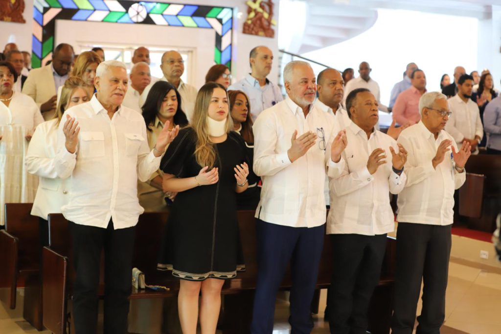 Nuestras autoridades en misa en la parroquia Jesús Maestro con motivo del 18 aniversario de Egehid, encomendando a Dios nuestras acciones para que los proyectos en ejecución contribuyan con el desarrollo de la República Dominicana, con base en un sistema energético sólido, confiable y sostenible.