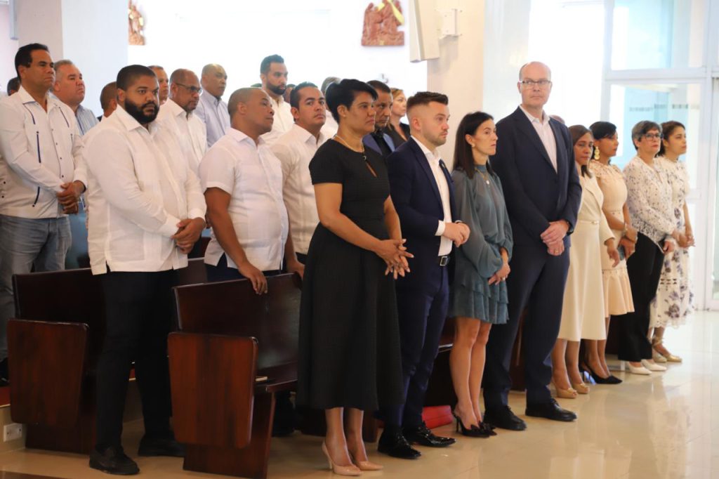 Nuestras autoridades en misa en la parroquia Jesús Maestro con motivo del 18 aniversario de Egehid, encomendando a Dios nuestras acciones para que los proyectos en ejecución contribuyan con el desarrollo de la República Dominicana, con base en un sistema energético sólido, confiable y sostenible.