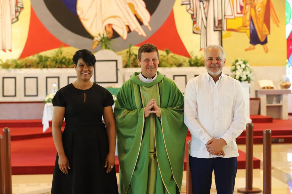 Nuestras autoridades en misa en la parroquia Jesús Maestro con motivo del 18 aniversario de Egehid, encomendando a Dios nuestras acciones para que los proyectos en ejecución contribuyan con el desarrollo de la República Dominicana, con base en un sistema energético sólido, confiable y sostenible.