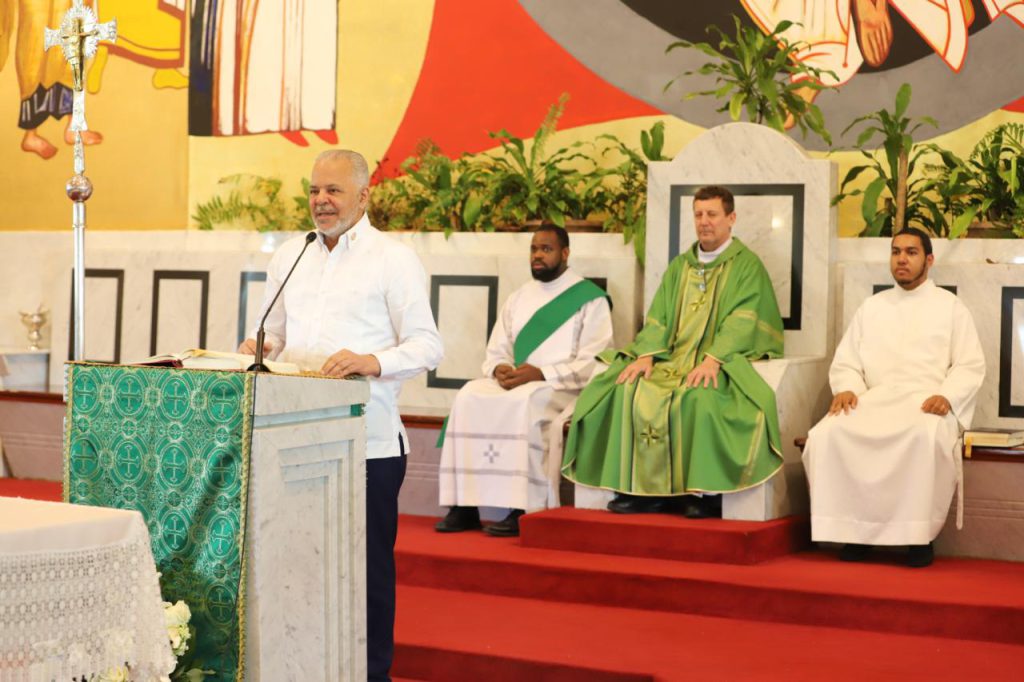 Nuestras autoridades en misa en la parroquia Jesús Maestro con motivo del 18 aniversario de Egehid, encomendando a Dios nuestras acciones para que los proyectos en ejecución contribuyan con el desarrollo de la República Dominicana, con base en un sistema energético sólido, confiable y sostenible.