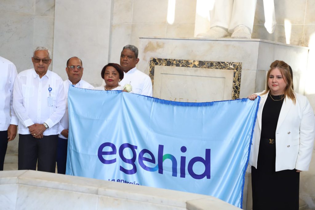 En el marco del 18 aniversario de la creación de Egehid, las autoridades de la empresa, encabezadas por el administrador general, Rafael Salazar, y la presidenta del Consejo de Administración, Rosa Ysabel Ruiz, depositaron una ofrenda floral en el Altar de la Patria, en homenaje a los padres fundadores de la República Dominicana y para resaltar los logros de la gestión en materia de generación hidroeléctrica y ponderar los proyectos en ejecución.