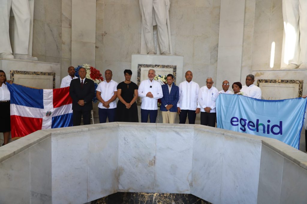 En el marco del 18 aniversario de la creación de Egehid, las autoridades de la empresa, encabezadas por el administrador general, Rafael Salazar, y la presidenta del Consejo de Administración, Rosa Ysabel Ruiz, depositaron una ofrenda floral en el Altar de la Patria, en homenaje a los padres fundadores de la República Dominicana y para resaltar los logros de la gestión en materia de generación hidroeléctrica y ponderar los proyectos en ejecución.