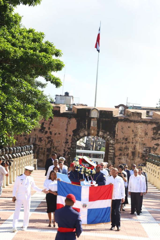 En el marco del 18 aniversario de la creación de Egehid, las autoridades de la empresa, encabezadas por el administrador general, Rafael Salazar, y la presidenta del Consejo de Administración, Rosa Ysabel Ruiz, depositaron una ofrenda floral en el Altar de la Patria, en homenaje a los padres fundadores de la República Dominicana y para resaltar los logros de la gestión en materia de generación hidroeléctrica y ponderar los proyectos en ejecución.