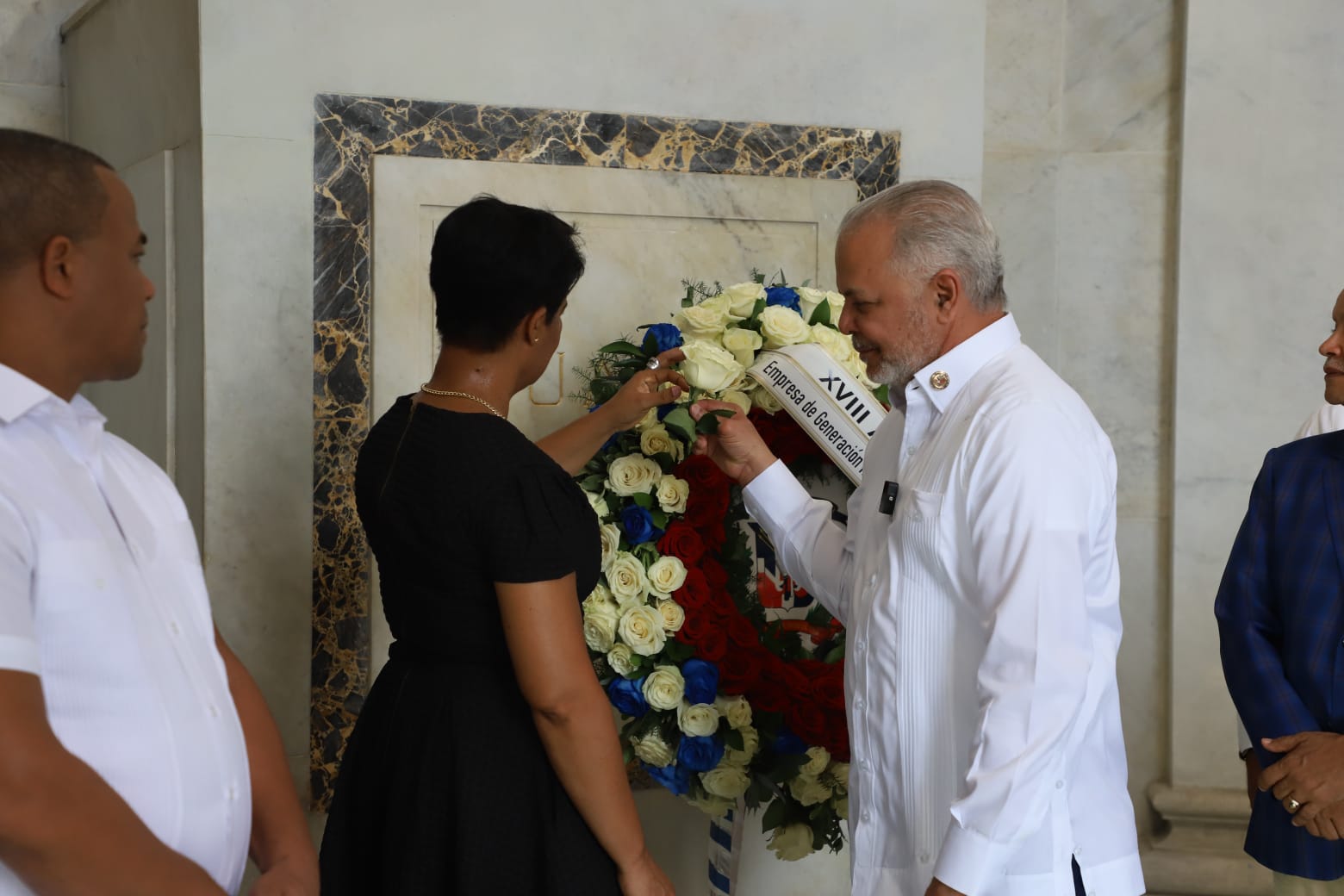 EGEHID deposita ofrenda floral en Altar de la Patria por su 18 aniversario