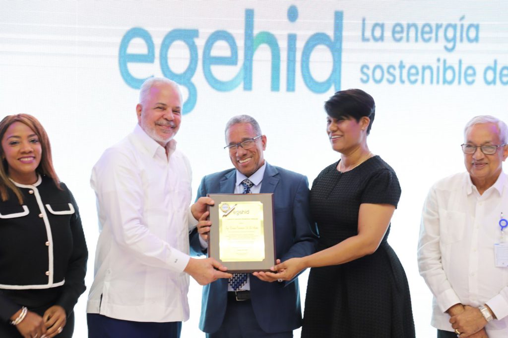 SANTO DOMINGO (R. Dominicana).- La Empresa de Generación Hidroeléctrica Dominicana (EGEHID) reconoció la trayectoria de seis destacados colaboradores que han dedicado gran parte de su vida a la institución y que concluyen su ciclo laboral en condiciones de retiro, tras décadas de entrega y compromiso.