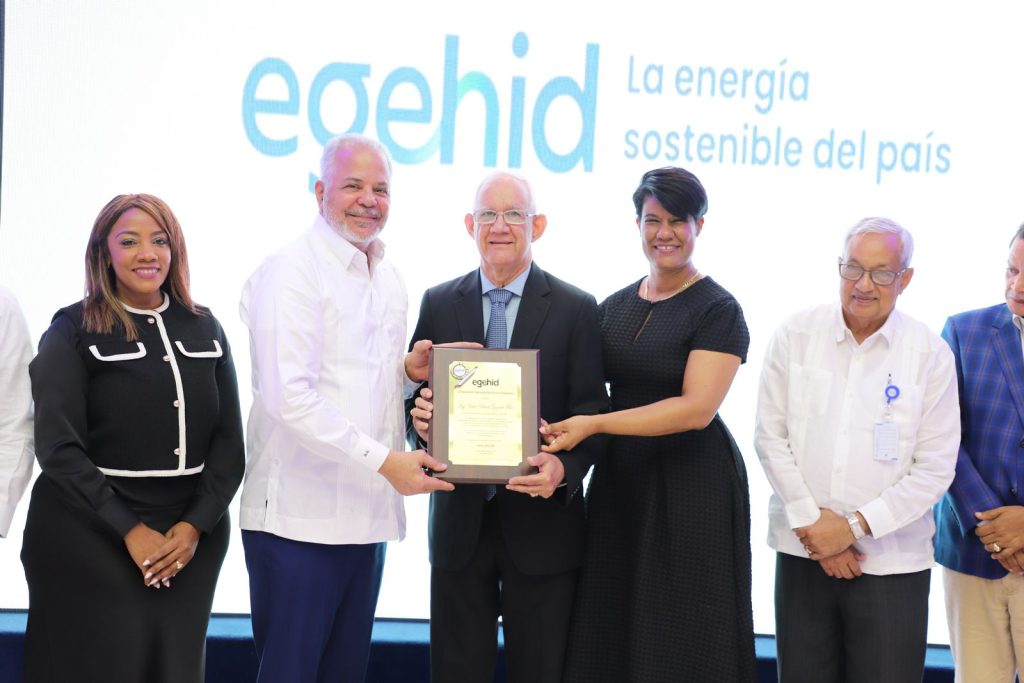 SANTO DOMINGO (R. Dominicana).- La Empresa de Generación Hidroeléctrica Dominicana (EGEHID) reconoció la trayectoria de seis destacados colaboradores que han dedicado gran parte de su vida a la institución y que concluyen su ciclo laboral en condiciones de retiro, tras décadas de entrega y compromiso.