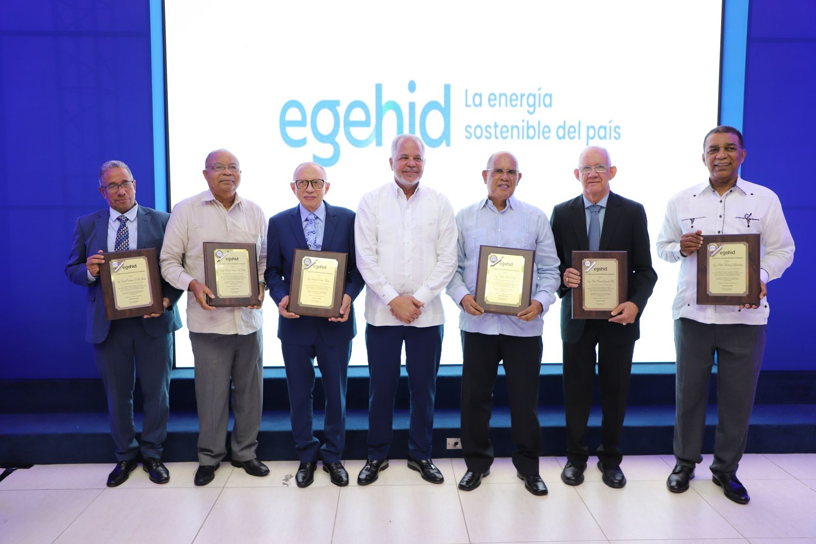 SANTO DOMINGO (R. Dominicana).- La Empresa de Generación Hidroeléctrica Dominicana (EGEHID) reconoció la trayectoria de seis destacados colaboradores que han dedicado gran parte de su vida a la institución y que concluyen su ciclo laboral en condiciones de retiro, tras décadas de entrega y compromiso.