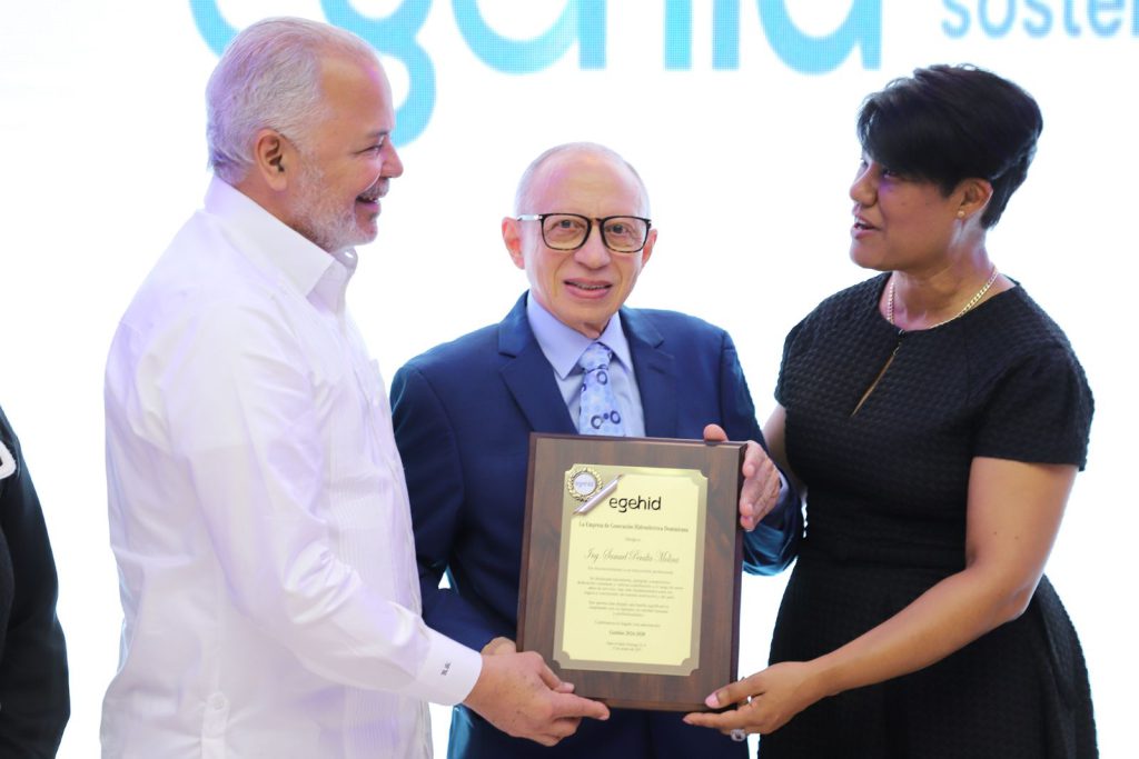 SANTO DOMINGO (R. Dominicana).- La Empresa de Generación Hidroeléctrica Dominicana (EGEHID) reconoció la trayectoria de seis destacados colaboradores que han dedicado gran parte de su vida a la institución y que concluyen su ciclo laboral en condiciones de retiro, tras décadas de entrega y compromiso.